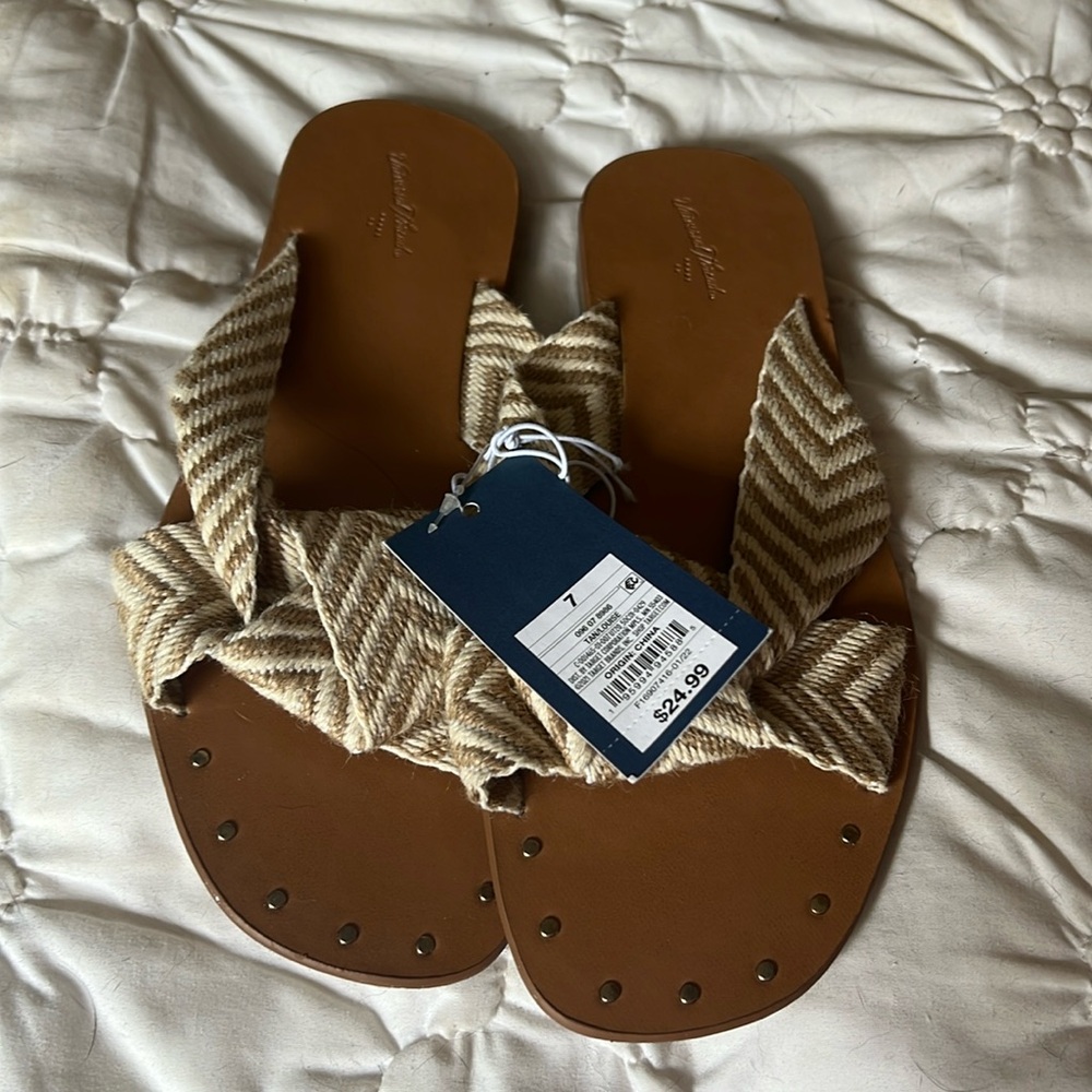 Universal Thread NEW sandals. Size 7